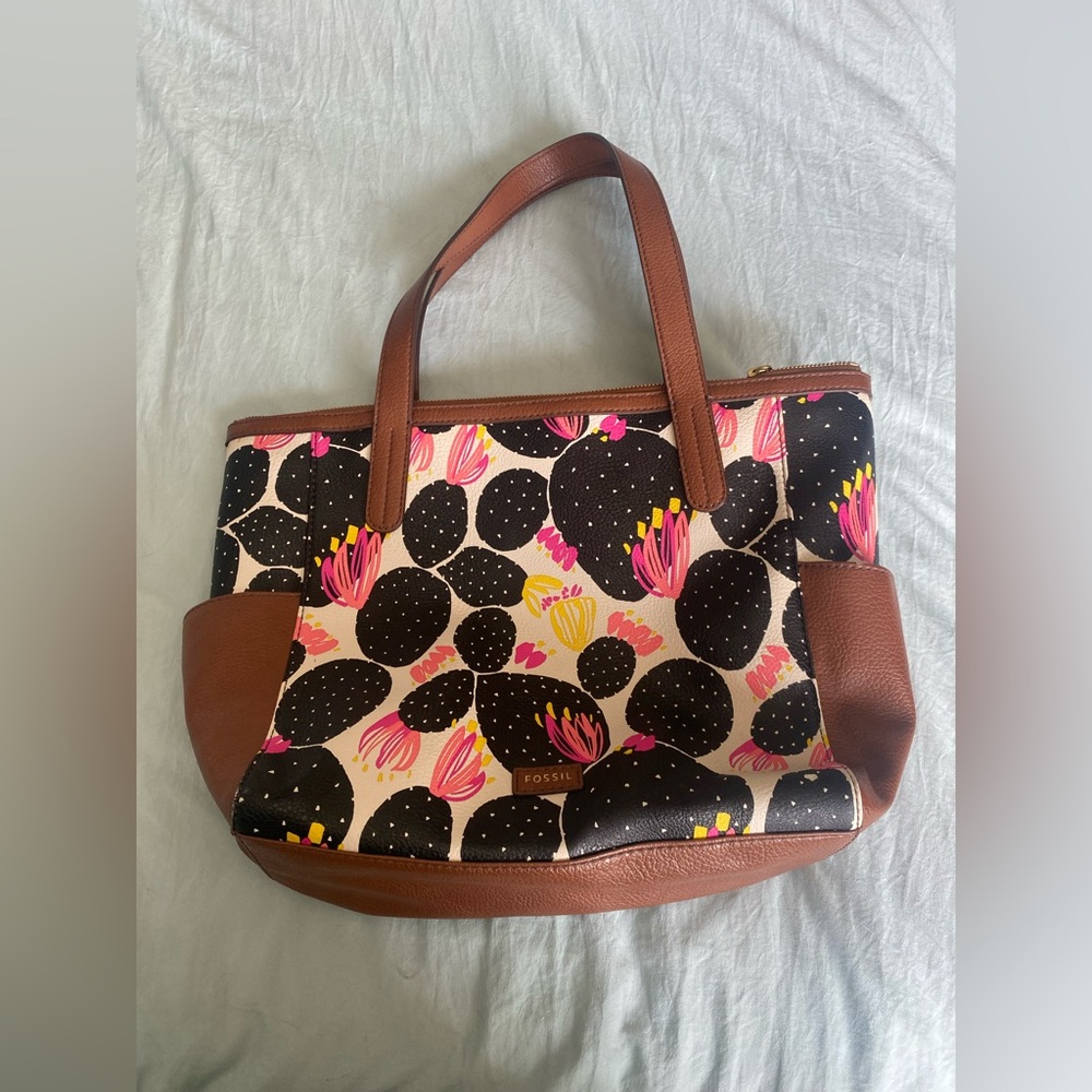 Fossil tote bag with cute graphics 💗